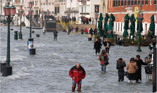 San Marcos, en el agua.. Saint Mark's piazza, flooded